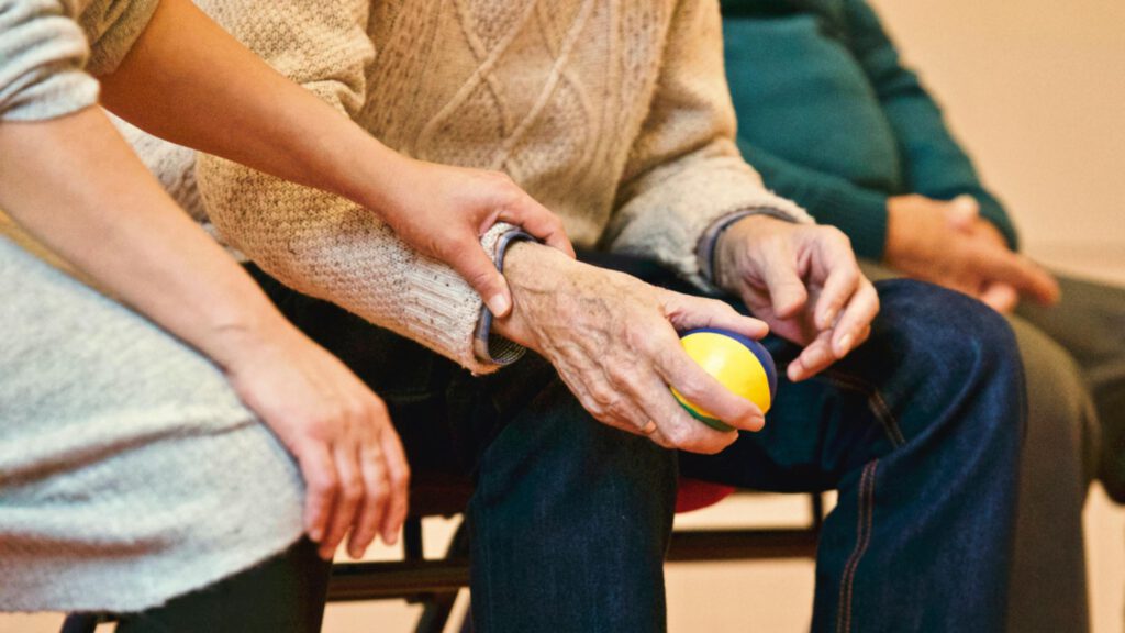 Pflege: Erfahren Sie alles über die höheren Leistungen ab 2025 und was Sie dazu wissen müssen! Bleiben Sie informiert über die Änderungen in der Pflegeversicherung.